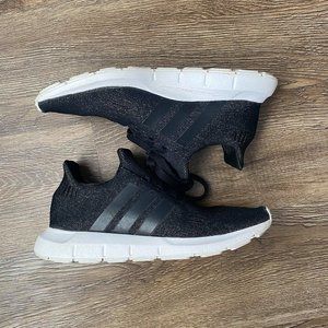 Adidas NWT Swift Run Women's Black/Gold - Size 6